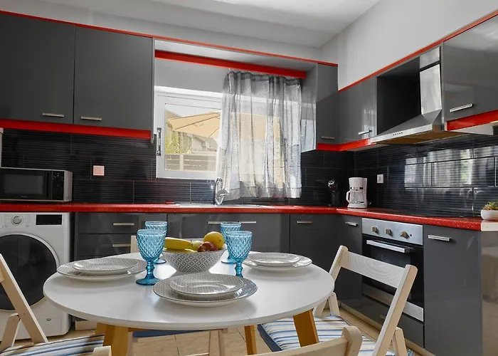 Beachside Apartment-pool-parking * Chania (Crete)